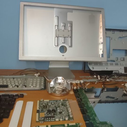 Apple Macintosh components used, including Cinema Display and keyboard from 2004