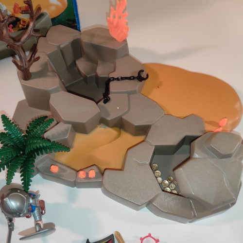 Playmobil Knights Super Set 4006 The Dragon's Lair like new with box and extras