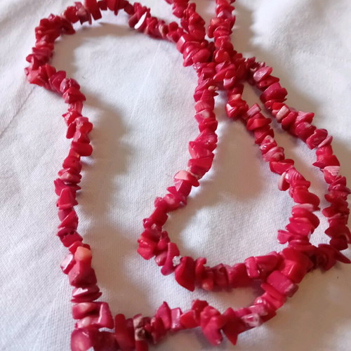 Necklace like new, long with red chip-shaped beads