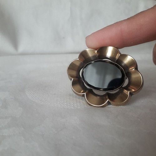 Tie pin like new with oval black stone and gold-colored design