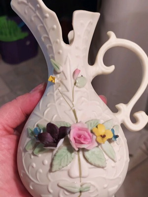 Small matte porcelain vase like new with 3D flowers