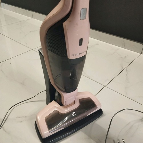 Cordless vacuum cleaner used with charging station
