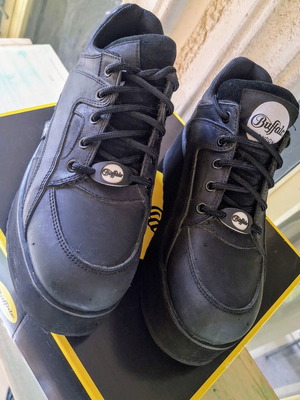 Buffalo London 1330-6 Low Black Platform Sneakers like new, size 39