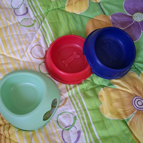 Plastic dog food bowls used, pack of 3 pieces