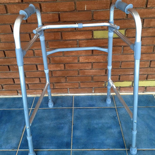 Folding walker like new, adjustable height 80-90 cm