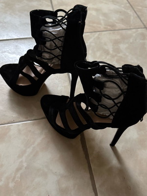 Black pumps used, size 39-40