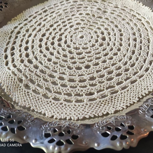 Serving tray with handmade doily like new, diameter 26cm