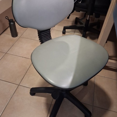 Office chair like new, light gray with new wheels
