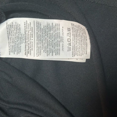 Nike Long-Sleeve Performance Shirt – Excellent Condition & Reflective Detail