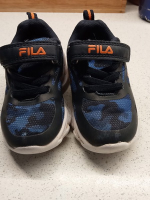 Αθλητικά παπούτσια Fila μεταχειρισμένα, νούμερο 22, μαύρο και μπλε