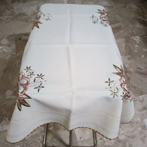 Machine Embroidery Tablecloth 70×70 cm like new