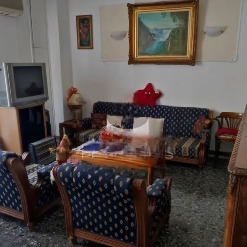 Κτίριο 340 τμ στα Ταμπούρια Πειραιά με αυλή, κατάστημα και 4 υπνοδωμάτια