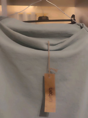 Mint urban sweatshirt.