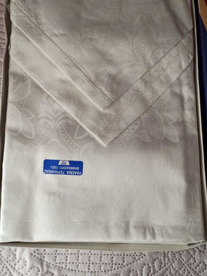 Tablecloth with 12 napkins new in box