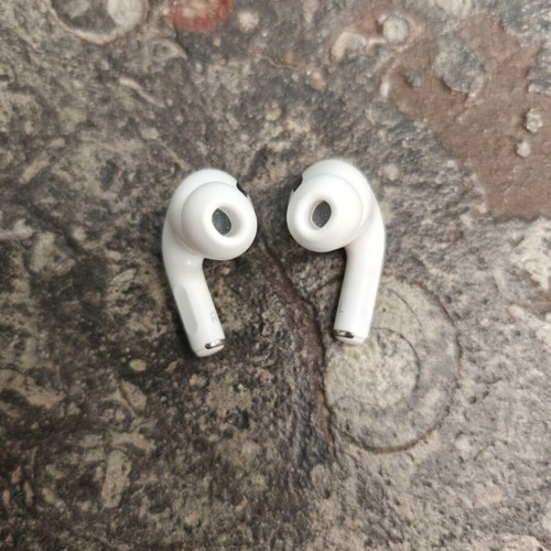 Apple AirPods 1 Pro earbuds