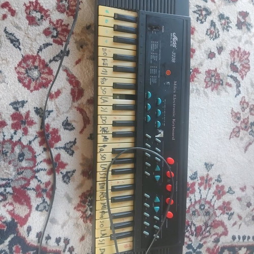Electronic keyboard for children used, missing one key