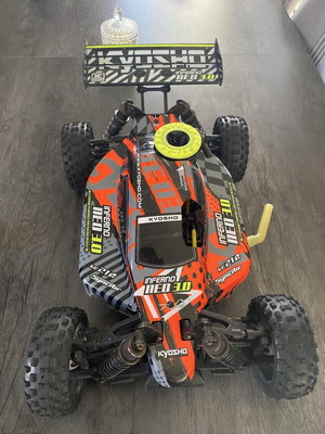 Kyosho Inferno Neo 3 бензинов като нов с екстри