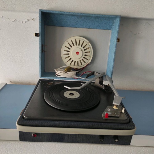Old turntable used, functional with needle, speaker issues