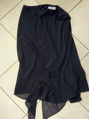Vener black skirt like new, sizes S and M