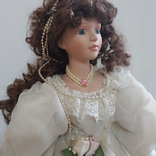 Vintage collectible porcelain doll princess like new