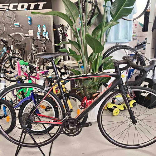 Specialized Allez Sport road bike like new, 700c, Ultegra brakes