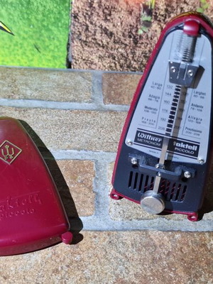 Metronome Taktell Piccolo Burgundy by Wittner like new