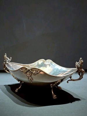 Винтидж посребрена гондола център като нова с митични фигури и лъвски лапи