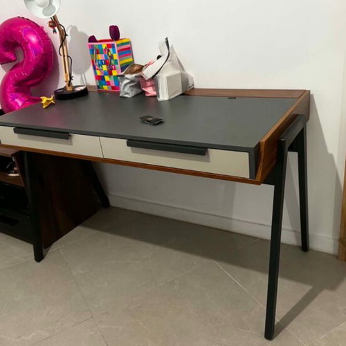 Student desk like new with two drawers and cable management