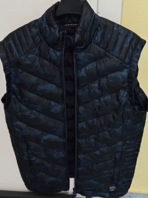 Wheels of Fire sleeveless camo jacket for boys like new, size M