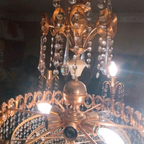 Chandelier vintage with 12 lamps, brass and crystals used
