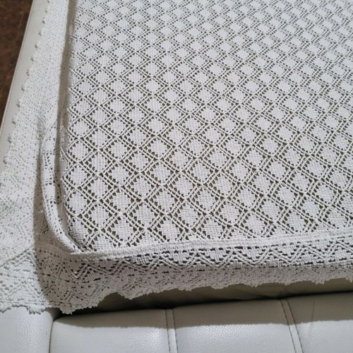 Double machine-knit quilt with four pillows used