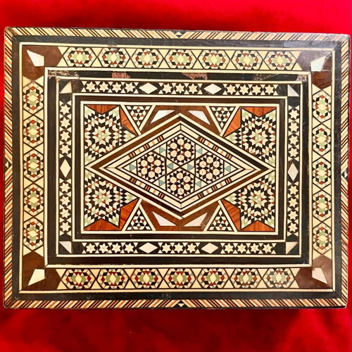 Ξύλινο κουτί vintage 1960s με mother of pearl marquetry από τη Μέση Ανατολή μεταχειρισμένο