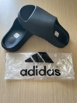 Adidas Yeezy Slides Onyx black, size 42