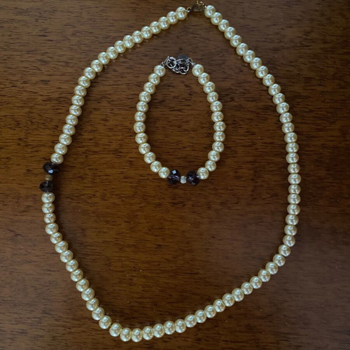 Vintage necklace and bracelet set with cream faux pearls and purple beads like new