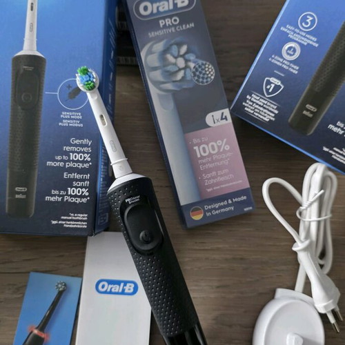 Oral-B electric toothbrush new with 4 replacement brush heads