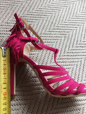 Zara ροζ-φούξια γόβες με λουράκια και κρόσσια, σχεδόν αχρησιμοποίητες