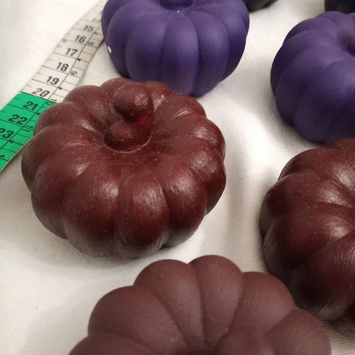 Resin pumpkins like new, pack of 10 for charms