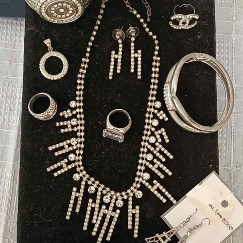 Set of 10 jewelry pieces with necklace, earrings, bracelets, rings, pendant