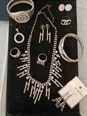 Set of 10 jewelry pieces with necklace, earrings, bracelets, rings, pendant