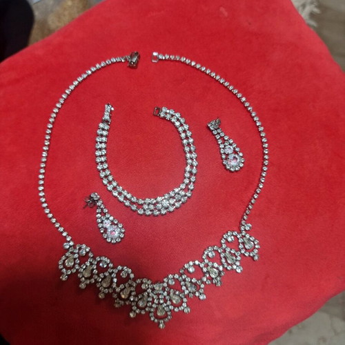 Jewelry set like new with necklace, bracelet and zircon earrings