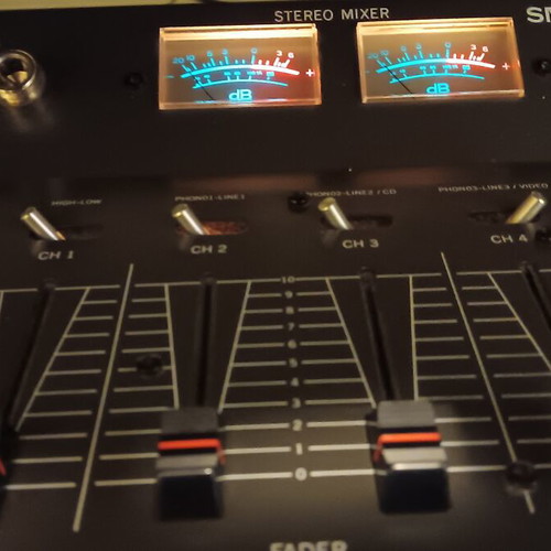 Stereo Mixer SM2235V like new with 3 phono and 3 line in channels