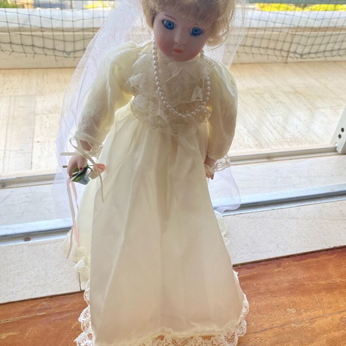 Porcelain doll bride like new, The heritage mint, 40cm