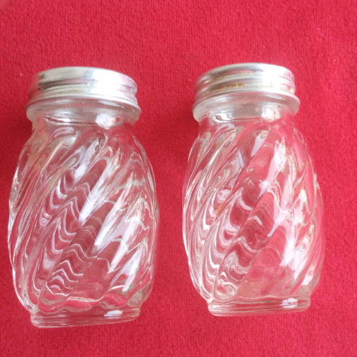 Vintage salt and pepper shakers set like new, glass with metal lid