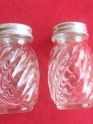 Vintage salt and pepper shakers set like new, glass with metal lid