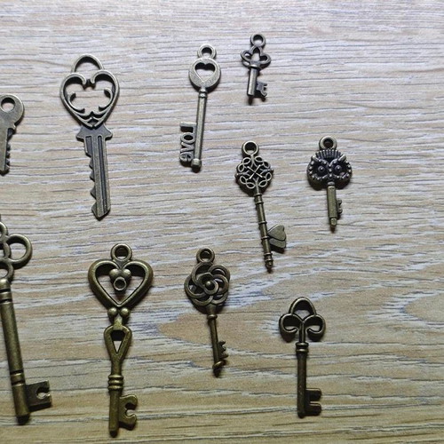 Decorative vintage keys set of 12, like new, brass look