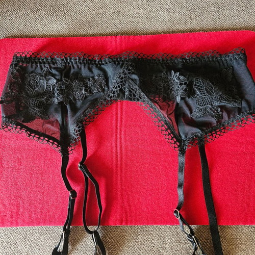 Intimissimi garter belt new, black with Italian lace