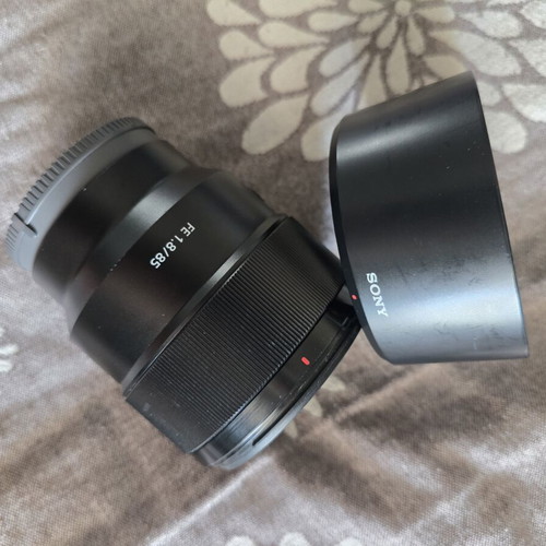 Sony FE 85mm f/1.8 lens like new