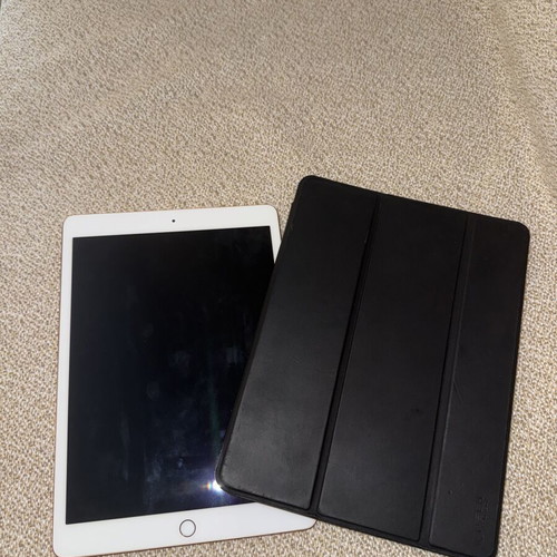 iPad 8th Gen (2020) 32GB like new with case gift