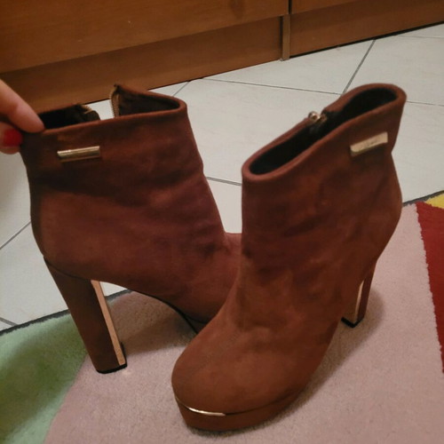 Axel brown ankle boots like new with gold detail and warm lining