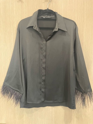 Satin shirt Zara black size M like new with feather sleeves